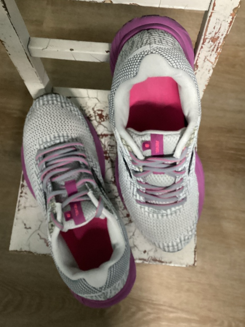 Women's Athletic Runner Shoes in Gray and Pink Size 9.5